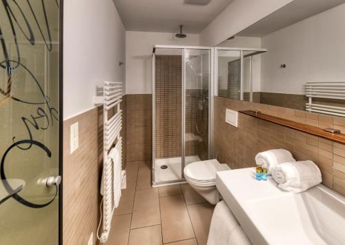 Bilik mandi di Boutique Hotel Reiser