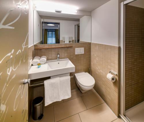 Bilik mandi di Boutique Hotel Reiser