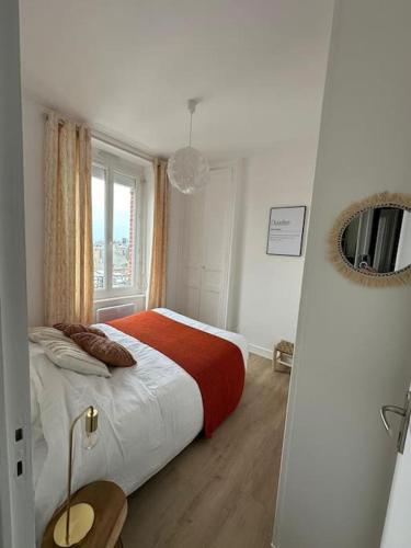 une chambre blanche avec un lit et une fenêtre dans l'établissement La Belle brise, à Granville