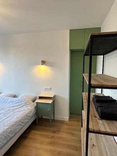 une chambre avec un lit superposé et un bureau dans l'établissement Appartement Moderne, à Gennevilliers