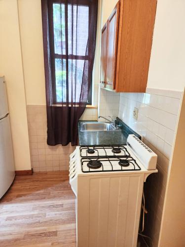 Dapur atau dapur kecil di West 30th Street Guest House