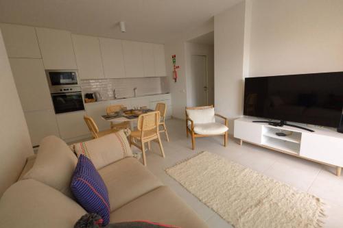 Central 2BR Apt, Steps To Ria Formosa, Pool & Gym