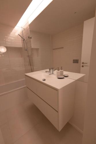 Central 2BR Apt, Steps To Ria Formosa, Pool & Gym