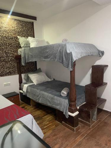 a bedroom with a bed and a bunk bed with a bunk bedutenewayangering at Apartamento tipo estudio in Mérida