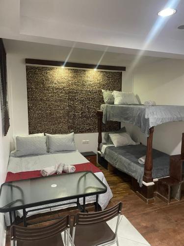a room with two bunk beds and a table at Apartamento tipo estudio in Mérida