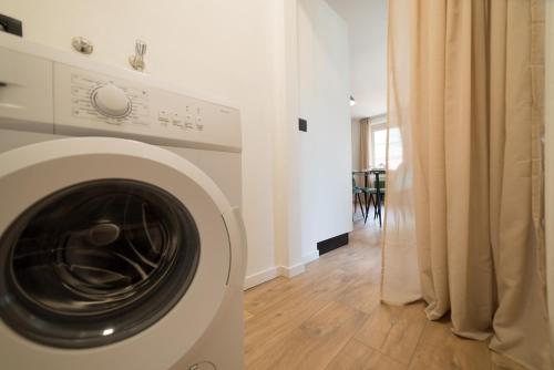 コゴロにあるVilla Monari Apartment with Mountain Viewのダイニングルームのある部屋にある白い洗濯機