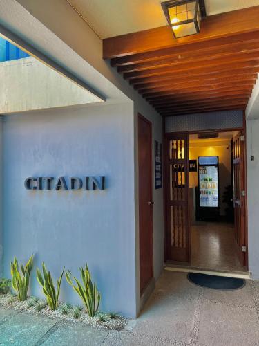 a sign on the side of a building at Hotel Citadin Z10 in Guatemala