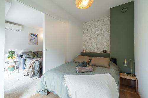 - une chambre avec un lit et 2 lits dans l'établissement Appartement 2P rénové avec terrasse au Port de Nice, à Nice