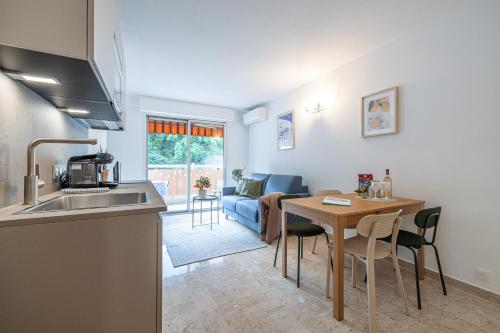 une cuisine et un salon avec une table et un canapé dans l'établissement Appartement 2P rénové avec terrasse au Port de Nice, à Nice