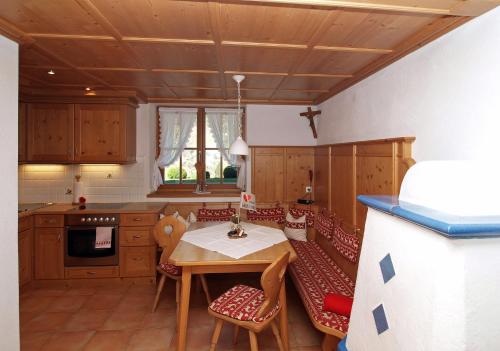 Kuchyňa alebo kuchynka v ubytovaní Alpenferienwohnung Strickner