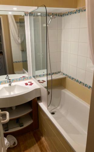 une salle de bain avec un lavabo et une douche dans l'établissement Avoriaz - Portes du Soleil : Aux pieds des pistes, à Morzine
