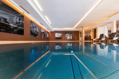 a swimming pool in a hotel room with a swimming poolasteryasteryasteryasteryastery at Sepp & Hannis Suiten im Dorf in Neustift im Stubaital