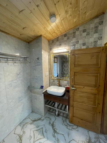 a bathroom with a sink and a mirror at Vacay Datcha 1 double room in Kūd