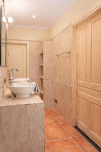 a bathroom with a sink and a shower at Retiro Sol - Casa Joni in Orba