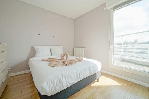 une chambre avec un lit avec un arc dessus dans l'établissement Ideal & Central 3BR for Family & Friends, à Saint-Denis