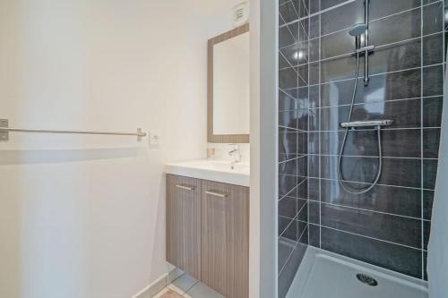 une salle de bain avec douche et lavabo dans l'établissement Ideal & Central 3BR for Family & Friends, à Saint-Denis