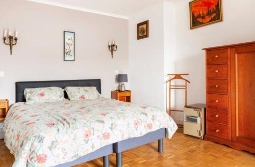 une chambre avec un lit et une commode en bois dans l'établissement Le Faidherbe, à Paris