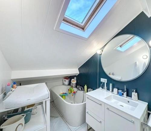 une salle de bain avec un lavabo et un miroir dans l'établissement Charme et confort au cœur de Versailles, à Versailles
