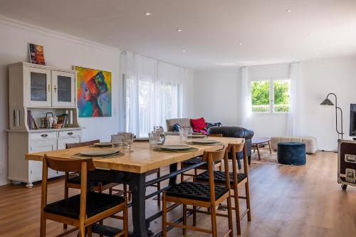 une cuisine et une salle à manger avec une table et des chaises dans l'établissement Pretty house with pool in Cagnes-sur-Mer, à Cagnes-sur-Mer