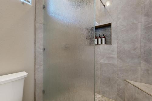 una ducha con puerta de cristal en un baño en Avenida Alvarado Oasis Permit# 64047, en La Quinta