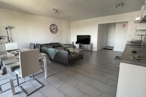 un salon avec un canapé et une télévision dans l'établissement Nice T4 with balcony near downtown Toulon, à Toulon