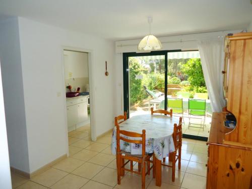 une cuisine et une salle à manger avec une table et des chaises dans l'établissement Bel Appartement 2 Pièces Climatisé proche Plages, à Cavalaire-sur-Mer