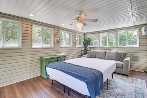 Postel nebo postele na pokoji v ubytování Spacious Family Retreat Pocono Home with Deck