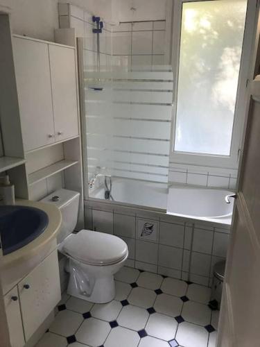 une salle de bain avec toilettes, lavabo et baignoire dans l'établissement Proche chemin du halage belles balades familiales, à Ailly-sur-Somme