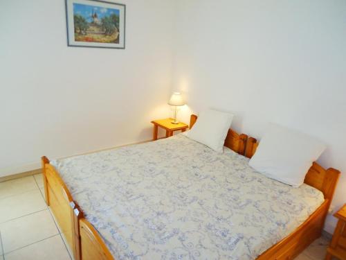 une chambre avec un lit dans une pièce dans l'établissement Bel Appartement 2 Pièces Climatisé proche Plages, à Cavalaire-sur-Mer