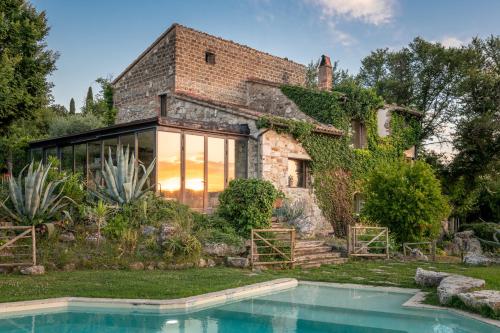 an external view of a house with a swimming pool at Agriturismo Fontenuova in Saturnia