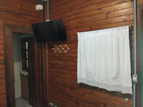 Телевизор и/или развлекательный центр в Pousada Florada na Serra - Apto 8