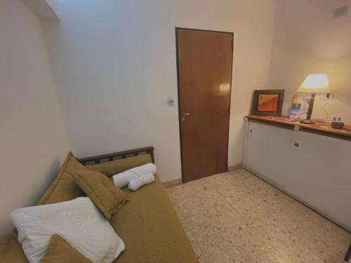 سرير أو أسرّة في غرفة في Sarmiento B1