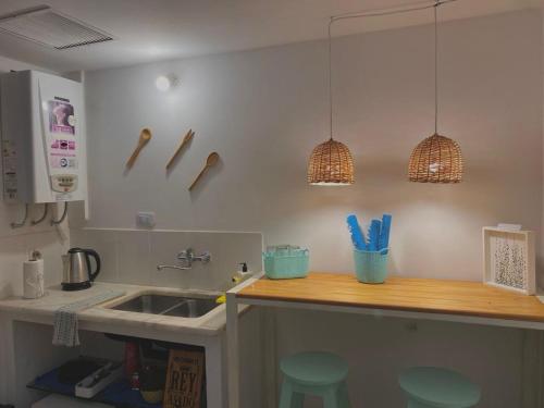 Sarmiento B1 في سان فرناندو ديل فالي دي كاتاماركا: مطبخ مع حوض ومكتب مع الكراسي