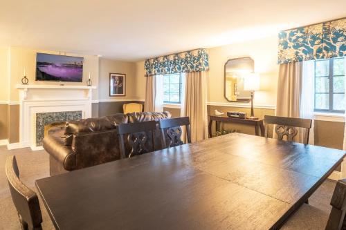 a living room with a table and a couch at Red Coach Inn in Niagara Falls