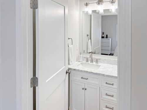 Ένα μπάνιο στο Historic Freshly Renovated 8-Bedroom Townhomes - Downtown Loudon