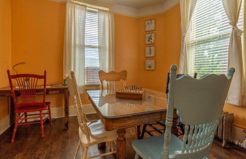 a dining room with a table and chairs at The Downtown Lovely in Livingston