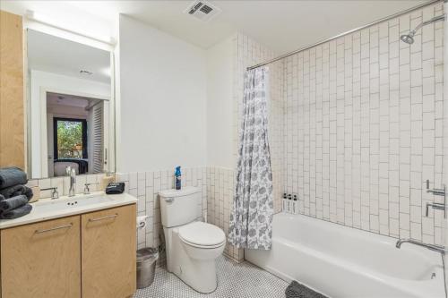 ein Badezimmer mit Toilette, Badewanne und Waschbecken in der Unterkunft Cozy 1BR apt in Hollywood w Pool, Gym and Parking in Los Angeles