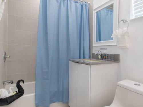 Koupelna v ubytování Lovely 1BR w Parking Space Walk to the Beach 7