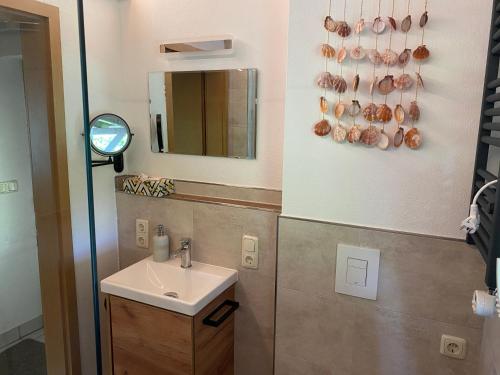 a bathroom with a sink and a mirror at Ruhiger und renovierter Bungalow mit großem hundefreundlichem Garten zur Alleinnutzung in Remtengrün