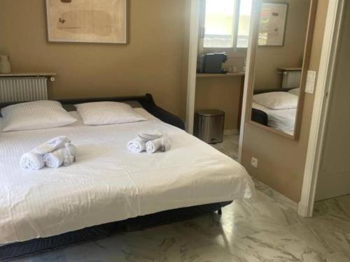 une chambre avec un lit avec des serviettes dessus dans l'établissement Studio AC with Balcony by Olidesi, à Cannes