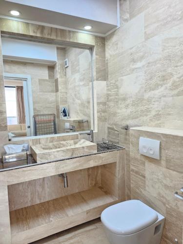 Et badeværelse på Luxury Mamaia Nord