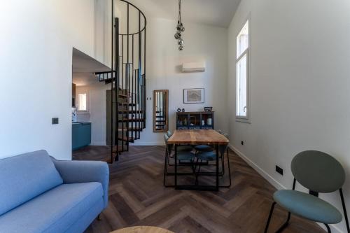 un salon avec un canapé bleu et une table dans l'établissement Duplex Bénézet - Welkeys, à Avignon