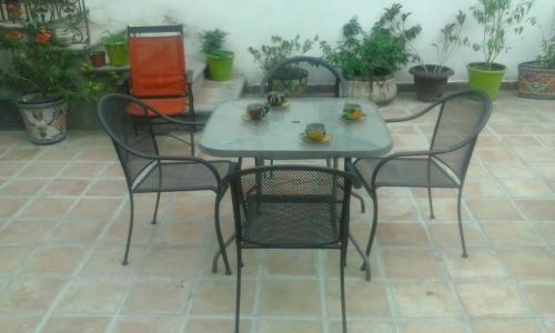 a table and chairs in a patio with plants at MVO parras in Parras de la Fuente