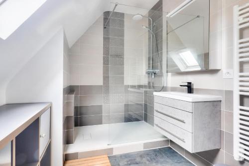 une salle de bain blanche avec une douche et un lavabo dans l'établissement Résidence Villers 2000 - Maeva Home - Appartement 3 pièces 4 personnes - Sélection MAE-5631, à Villers-sur-Mer