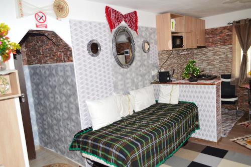 een kamer met een bed in een kamer met een spiegel bij YNA House in Boekarest