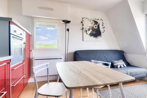 un salon avec une table et un canapé dans l'établissement Résidence Le Deauville - Maeva Home - Appartement 2 pièces 4 personnes - Sélection MAE-9081, à Villers-sur-Mer