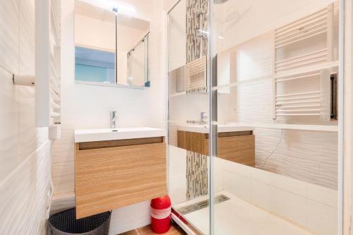 une salle de bain avec un lavabo et une douche dans l'établissement Résidence Le Deauville - Maeva Home - Appartement 2 pièces 4 personnes - Sélection MAE-9081, à Villers-sur-Mer