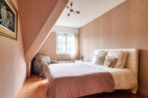 une chambre avec un grand lit dans un grenier dans l'établissement Résidence Le Sévigné - maeva Home - Appartement 2 pièces 4 personnes - Sélection MAE-3231, à Deauville