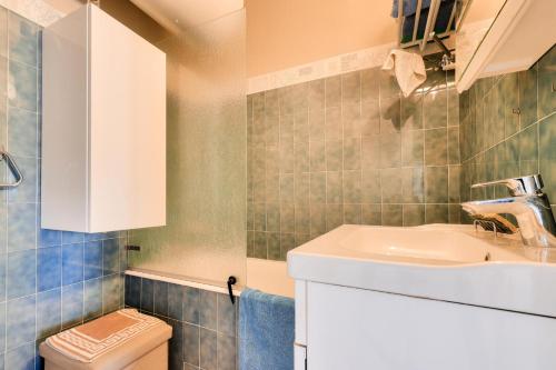 une salle de bain avec un lavabo et des toilettes dans l'établissement Résidence Le Sévigné - maeva Home - Appartement 2 pièces 4 personnes - Sélection MAE-3231, à Deauville
