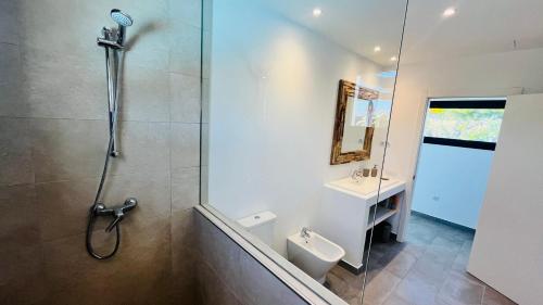 Un baño con ducha, inodoro y lavabo. en Casa Carica with heated pool in Lajares, en Lajares
